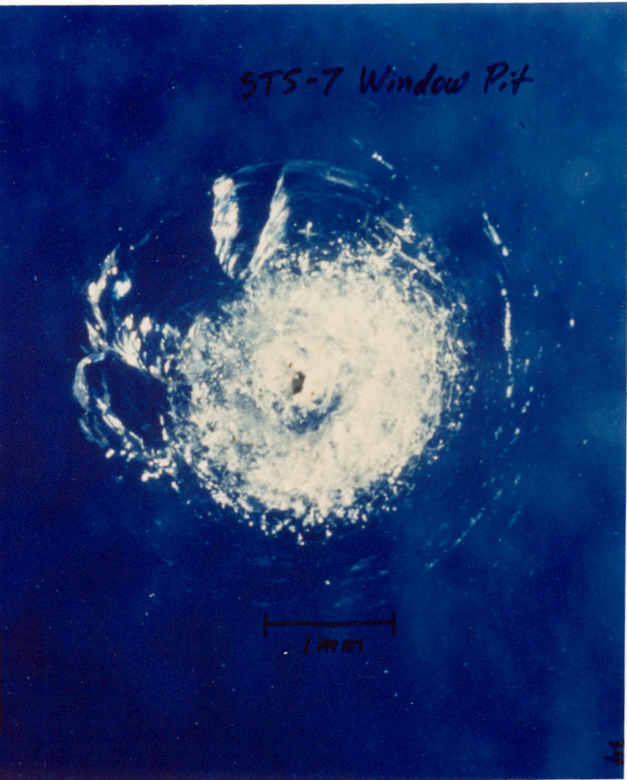 Krateris, atsiradęs erdvėlaivio „Space Shuttle“ lange po susidūrimo su mikrometeoritu
